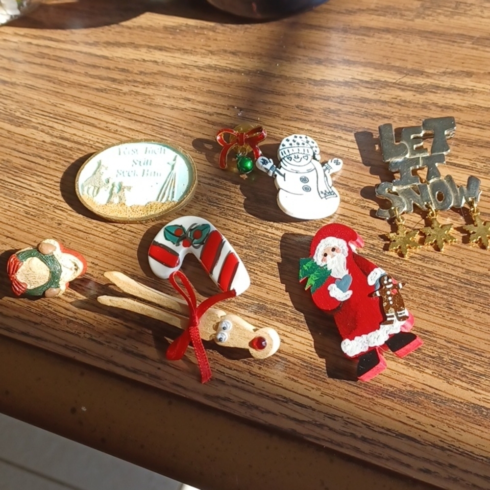 Christmas brooch lot, 8 total